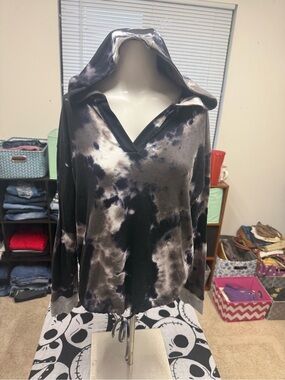 Tie-Dye Hooded V-Neck Pullover Sweater - Black & Gray